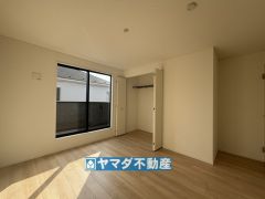 2階洋室7.5帖のお部屋です。