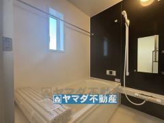 浴槽にはベンチスペースがあるので半身浴やお子様も座ることができ安心快適です