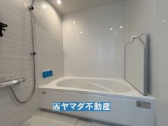 浴槽にはベンチスペースがあるので半身浴やお子様も座ることができ安心快適です