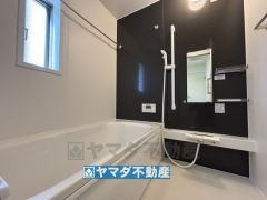 浴槽にはベンチスペースがあるので半身浴やお子様も座ることができ安心快適です