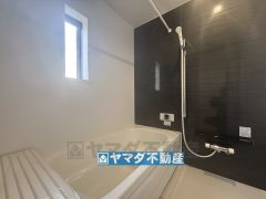 浴槽にはベンチスペースがあるので半身浴やお子様も座ることができ安心快適です