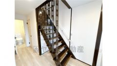 階段には手摺りと滑り止めを設置
