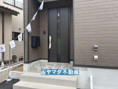 玄関横にはポストが設置されているので雨に濡れずに安心ですね