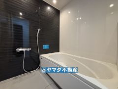 浴槽にはベンチスペースがあるので半身浴やお子様も座ることができ安心快適です