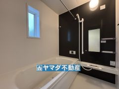 浴槽にはベンチスペースがあるので半身浴やお子様も座ることができ安心快適です