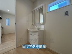三面鏡タイプだから朝の準備も効率的ですね
