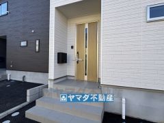 玄関横にはポストが設置されているので雨にぬれずに安心ですね