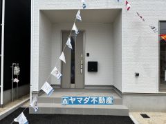 玄関横にはポストが設置されているので雨に濡れずに安心ですね。