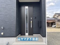 玄関横にはポストが設置されているので雨に濡れずに安心ですね。