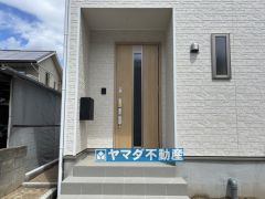 玄関横にはポストが設置されているので雨に濡れずに安心ですね。