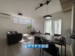 窓からの日差しが明るいエアコン付きリビング