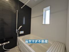 浴槽にはベンチスペースがあるので半身浴やお子様も座ることができ安心快適です