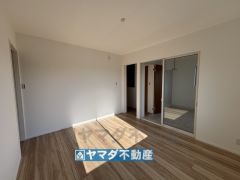 サンルームに面した洋室7帖のお部屋です。