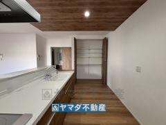 キッチンには便利な収納棚があります