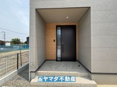 玄関ポーチは屋根があるので急な雨でも安心ですね