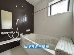 浴槽にはベンチスペースがあるので半身浴やお子様も座ることができ安心快適です