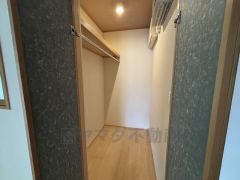 トイレ横に便利な収納棚