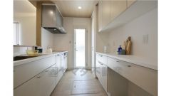 収納たっぷりなシステムキッチン