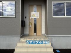 玄関横にはポストが設置されているので雨に濡れないですね。