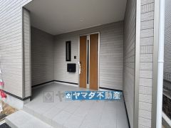 広々とした玄関ポーチ