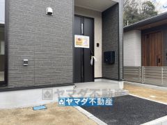 玄関横にはポストが設置されているので雨に濡れずに安心ですね