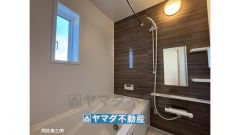 同社施工例　浴槽にはベンチスペースがあるので半身浴やお子様も座ることができ安心快適です