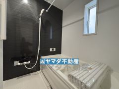 窓があり、浴槽にはベンチスペースがあるので半身浴やお子様も座ることができ安心快適です