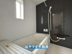 浴槽にはベンチスペースがあるので半身浴やお子様も座ることができ安心快適です