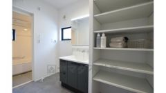 三面鏡タイプの洗面横には収納棚完備