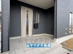 広々とした玄関ポーチにはポストが設置されているので雨に濡れずに安心ですね