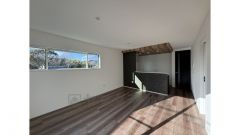 窓からの日差しが明るい14.8帖のリビング