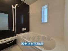 浴槽にはベンチスペースがあるので半身浴やお子様も座ることができ安心快適です