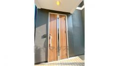 玄関扉新品交換済