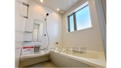 窓のあるゆったりとしたバスルーム