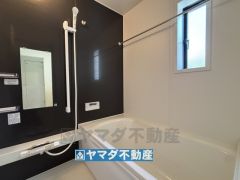 浴槽にはベンチスペースがあるので半身浴やお子様も座ることができ安心快適です