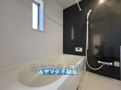 浴槽にはベンチスペースがあるので半身浴やお子様も座ることができ安心快適です