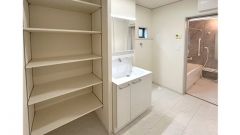 洗面所には便利な可動式の収納棚完備