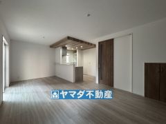 17帖のリビングには便利な収納棚があります