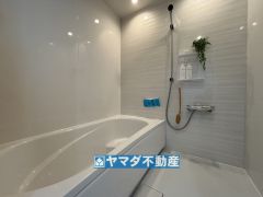 ゆったりとしたバスタブ