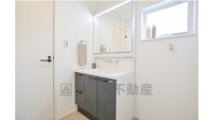 三面鏡タイプだから朝の準備も効率的ですね