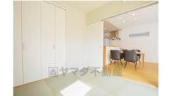 1階には収納もありゲストルームとしても使えるタタミコーナーがあります