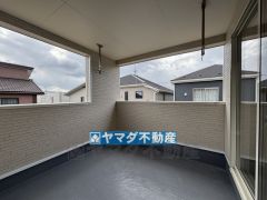 屋根があるので急な雨でも洗濯物は濡れずに安心ですね