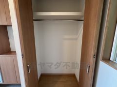 玄関ホールには便利な収納棚