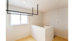 2階ホールには室内干しができるスペースがあります。