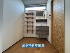 スタイリッシュな洗面室には可動式収納