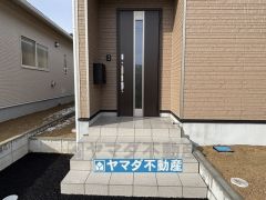 玄関横にはポストが設置されているので雨に濡れずに安心ですね