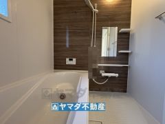 浴槽にはベンチスペースがあるので半身浴やお子様も座ることができ安心快適です