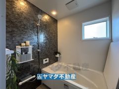 浴槽にはベンチスペースがあるので半身浴やお子様も座ることができ安心快適です