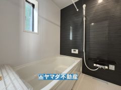 浴槽にはベンチスペースがあるので半身浴やお子様も座ることができ安心快適です