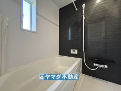 浴槽にはベンチスペースがあるので半身浴やお子様も座ることができ安心快適です